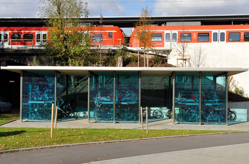 Die Abstellmöglichkeit ist an den Bahnhof angeschlossen