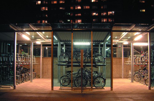 Die Fahrradabstellanlage bei Nacht